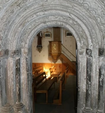 Découvrez les vestiges romans d'une ancienne chapelle templière dans l'église d'Arrout lors d'une visite guidée