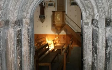 Découvrez les vestiges romans d'une ancienne chapelle templière dans l'église d'Arrout lors d'une visite guidée
